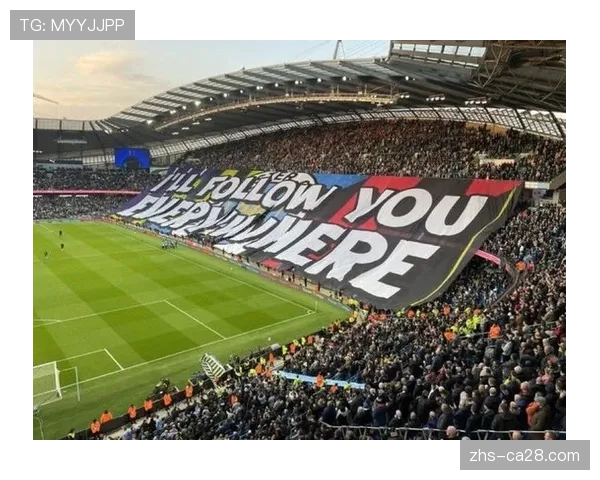 特写:伊蒂哈德球场,看台上展开致敬弗格森爵士的巨型TIFO 特写:伊蒂哈德球场,看台上展开致敬弗格森爵士的巨型TIFO